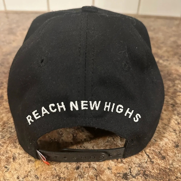 Mitten Extracts Snapback Hat with Vibrant Logo and Adjustable Fit - Picture 3 of 4